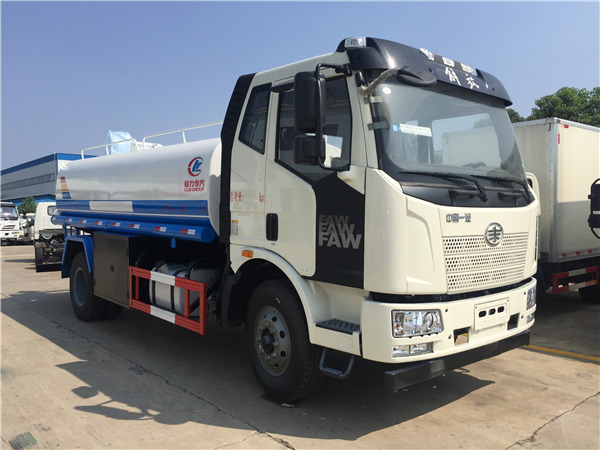 解放J6灑水車